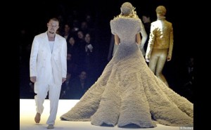 alexander-mcqueen-and-model