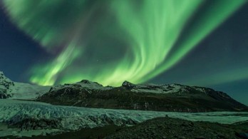Northern lights: Spectacular footage captured in Iceland - video